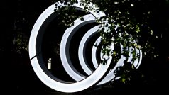 Skupina pětimetrových světelných kruhů se objevila v Sudkových sadech naproti Invalidovně