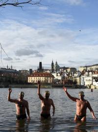 Téměř čtyřicítka otužilců v čele se Třemi králi (na snímku) u Karlova mostu v Praze naskákala z lodí do Vltavy.