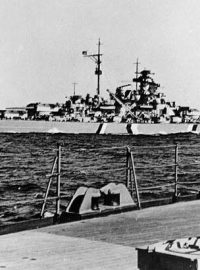 Bitevní loď Bismarck vyplouá na svou osudovou plavbu