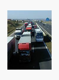kolona kamiónů na dálnici