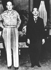 Velitel okupačních vojsk americký generál MacArthur a japonský císař Hirohito