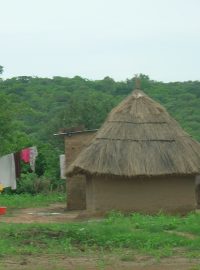 Pohled do dnes typické vesničky kmene Nyanja. Čistě rákosové stěny jsou již nahrazeny hliněnými, bohatší rodiny si mohou dovolit i malý domek z tvárnic (v pozadí).