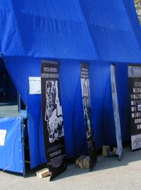 Jom ha-šoa na pražském náměstí Míru. Veřejnost se mohla podílet na čtení jmen obětí holocaustu