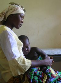 Léčba malárie. 18-měsíční dítě stižené malárií a hospitalizované v nemocnici Paoua.
