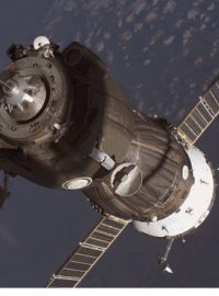 Kosmická loď Sojuz TMA-12 těsně před připojením ke stanici ISS