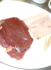 Na závitky použijeme kvalitní maso z jeleního hřbetu.Nejen že výtečně chutná, ale i jeho tepelná úprava je krátká. Můžete ale použít i hovězí nebo vepřové maso.