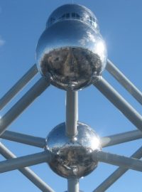 Jeden z bruselských turistických taháků Atomium.