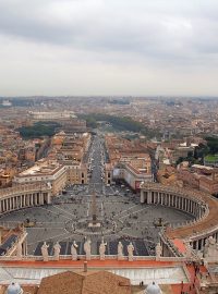 Pohled na náměstí Sv. Petra a Řím z kostela sv. Petra a Pavla (Vatikán)