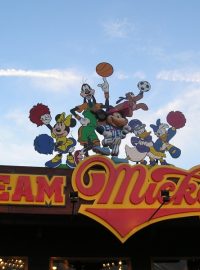 Všudypřítomné obchody se suvenýry s hrdiny Disneyho příběhů