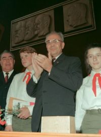 Zleva: Lubomír Štrougal, Leonid Iljič Brežněv a Gustáv Husák s pionýry