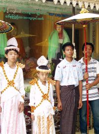 Barmánci v areálu Pagody Šwedagon