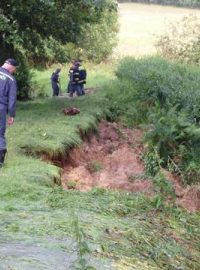 Poškozená hráz rybníka v Huníkově u České Kamenice