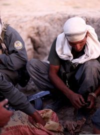 Afghánistán - příslušníci policejní jednotky nabíjejí zbraně (ilustrační foto)