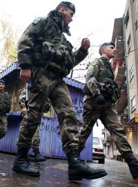 V ulicích srbského kosova procházejí Francouzští vojáci KFOR.