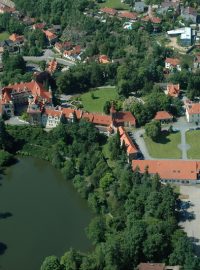 Letecký pohled na Průhonický zámek, hospodářské budovy a na Podzámecký rybník