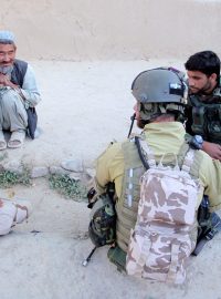 Český a afghánský voják v rozhovoru s místními