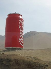 Obří maketa plechovky v poušti Atacama