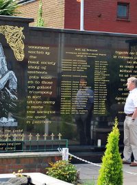 Jeden z památníků obětí sektářského násilí v severoirském Belfastu