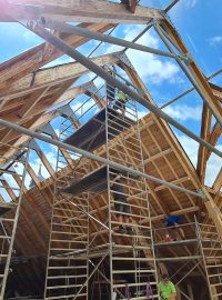 V Neratově pokračuje oprava unikátní skleněné střechy tamního kostela