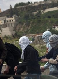 Palestinská mládež hází kameny na izraelské vojáky při střetech ve východním Jeruzalémě