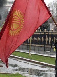 Demonstrant v kyrgyzském Biškeku