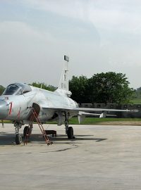 Stíhačka JF-17 na stojánce