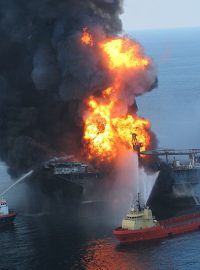 Lodě se snaží uhasit požár na Deepwater Horizon