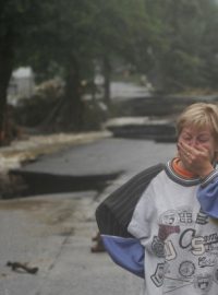 Následky povodní pociťují tisíce lidí