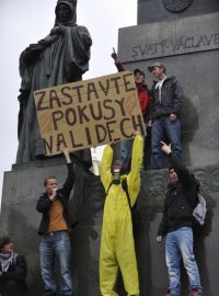 Na Václavském náměstí demonstrovali studenti proti státním maturitám.