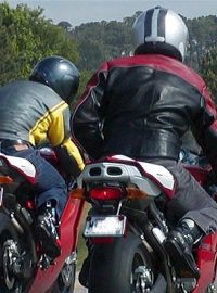 Motorkáři v kožených bundách