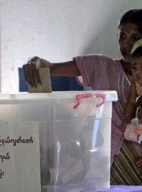 Barmánci jdou po dvaceti letech k volbám.jpg
