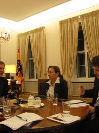 Německý prezident prezident Christian Wulff hovoří se zpravodajkou Klárou Stejskalovou a jejím kolegou z ČTK