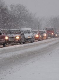 Pomalu jedoucí kolona aut směrem do Prahy na silnici I/2 v Mukařově se potýkala s uježděnou vrstvou sněhu