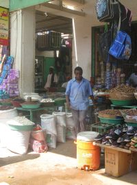46. Na trhu v Omdurmanu, který je největším tržištěm v Súdánu