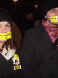 Budapešť - demonstrace - přelepená ústa páskou s nápisem: &quot;Svobodu médiím!&quot;