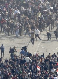 Na káhirském náměstí Tahrír proti sobě stojí provládní demonstranti (dole) a protestující požadující odchod prezidenta Mubaraka (nahoře).
