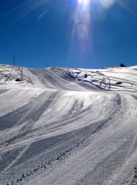 Když je inverze, mraky se drží nízko a lyžaři si mohou vychutnávat krásy zimního slunečného dne