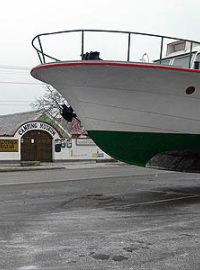 Loď Dyje kotví v obci Lesná, čeká na roztání ledů