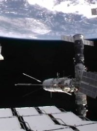 Raketoplán Discovery se odpojil od Mezinárodní kosmické stanice a míří k zemi