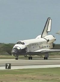 Přistání raketoplánu Discovery v Kennedyho vesmírném centru na Floridě
