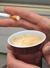 káva a cigareta
