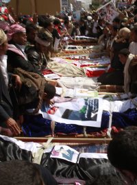 Jemen. Nepokoje ve městě Saná během pohřbu zabitých demonstrantů.