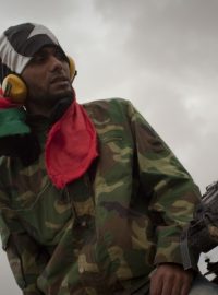 libyjský rebel přijíždí na frontu na okraji města Ajdabija, jižně od Benghází