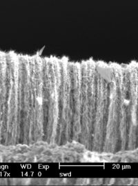 Termoelektrické nanodrátky vpletené ve tkanině uniformy