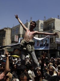 Jemen. Demonstranti ve městě Saná.