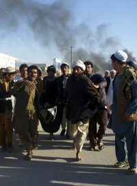 Afghánci pomáhají muži, který byl zraněn při útoku na úřadovnu OSN