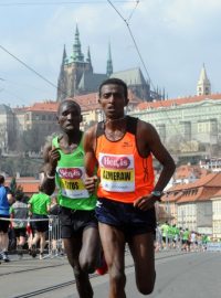 Pražský půlmaratonu se běžel v metropoli 2. dubna. Na snímku Azmeraw Bekele z Etiopie (vpravo) a Kwemoi Titus Masai z Keni bojují o druhé a třetí místo.