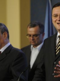 Premiér Petr Nečas (vpravo) po jednání K9 řekl, že koalice platí dál.