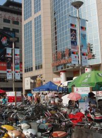Dopravní zácpy se obyvatelé Pekingu snaží řešit na kolech