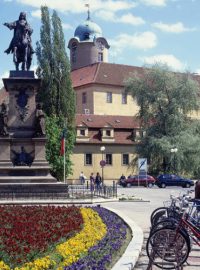 Socha Jiřího z Poděbrad je asi nejznámější dominantou centra Poděbrad